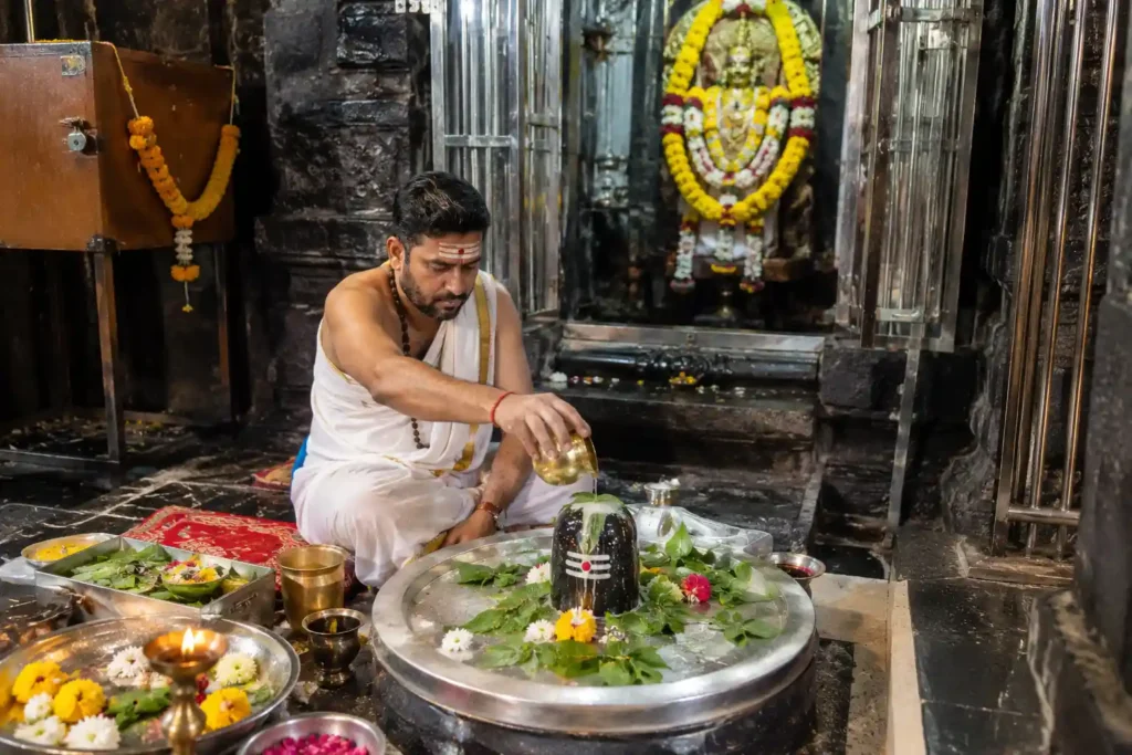 Tamrapatradhari Pandit in Trimbakeshwar